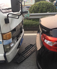 ��ײ�ˣ�������·����ȭ·���򱱳���5����ײ