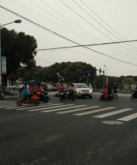 ����ƿ����һ����ɫ·����ײ Ů��ƿ����������ײ����·��