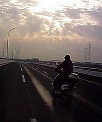 80����ʻ�ڴ���·�� ǰ��һλ��ƿ������ͻȻ���