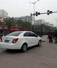 �����һ��  ����һ�γ�ײ�ϵ�ƿ�� ��ƿ�����˴���ˤ���ڵ�