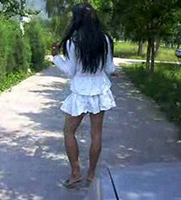 �����һ�����  һС���а�Ůװ�赹�ڹ�԰�ڡ���