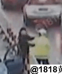 孩子过马路没注意 家长把协警按在车上打