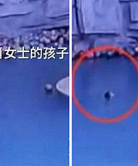 3岁男童泳池溺亡 妈妈背对他玩手机