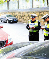 �˿ʹ򳵵�վ��˵ûǮ ˾��ŭ�Ҿ��� ��������춼û�취