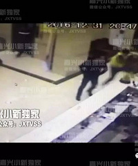 ����ĳ���ݾ���һĻ ��Ů������˦Ǯ����ͷ�������̻Ҹף�