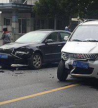 ������̲ݾ��ſ�������ײ ����ǰͷ��ײ����