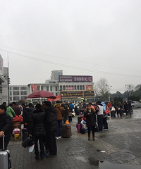 �������ˣ�����ĳ����վ�Ŷ���Ⱥ�������� ��Σ�ա���