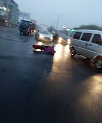 ����Ѱ������Ŀ���� ��ƿ��Ů�ӵ���ʮ��·�ڣ���ײ����ײ��