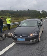 ���ٹ�·�Ͽ��ſ�����̥�����ˣ����ڸ����м� ��ͷ������