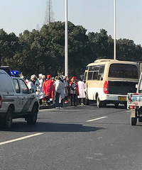 �����ι���������ײ ������һ������Ȼ���鳵��