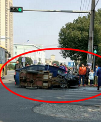 ���ֳ������ ����ײ���ˣ�