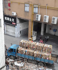 ����һĻ��һ��װ�����Ĵ󿨳��ѻ�ͥ��һ��Χǽײ����