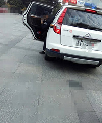 �����һ ����һ���Ӹ첲�����ſ��ˣ���ͷ��¶�����ˡ���