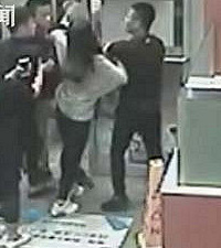 �࿴����Ů��һ�� �Լ�Ů�ѱ��������