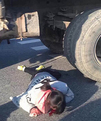 ͻ�������̳�ײ���������� Ů���°����Ѿ���