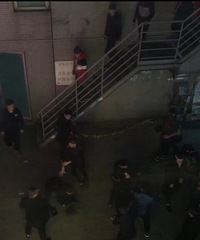 ����ƽ�������ſڷ���һȺ�˴�Ⱥ���¼� ���б��������ѧ��