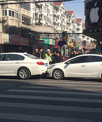 ������·�೵��ײ ����ƨ�ɿ��˻�