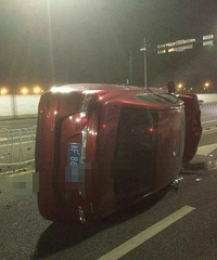 ���������һ�γ��賿ײ�����෭ ˾��ȴ������...