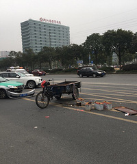 ���⳵�����ֳ���ײ ���⳵ǰ���ո�������ײ����