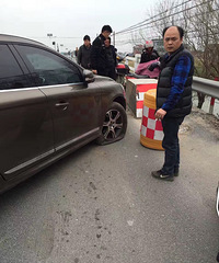 �·�һ����ײ���Ŷ� ��ֱ̥�ӱ��ˣ����ѳ��������ذ�...