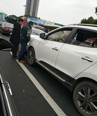 ����˾����������˯����������������һ��SUV���а�ǰ�泵����