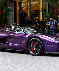 ����һ̨����ɫ������LaFerrari �Թ�Ⱥ���ǿ���Χ�ۣ�