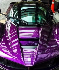 ����һ̨����ɫ������LaFerrari �Թ�Ⱥ���ǿ���Χ�ۣ�