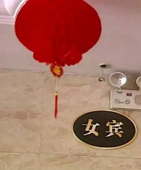 公共浴室里 一女子竟打开手机跟老公视频聊天!更可气的是...