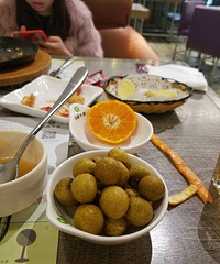 ��ĳ֪��ţ�ŵ���˷��ײ� 2��ţ��2������֭��Ҫ175Ԫ