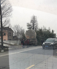 海盐沈荡南王公路康家桥路段 槽罐车把面包车给撞到沟里去了