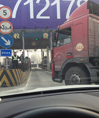 �����շ�վ�д󳵲��Ͻɷ� ˾���ѳ������շѿڸ�������Ա����