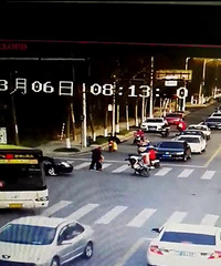 �ң����糣���·�� ��ƿ�������ײ�����е������˺�С��