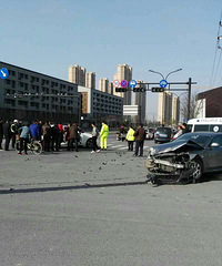 ͻ������԰·��������ײ����������ҽ���ɺ��̵Ʋ���