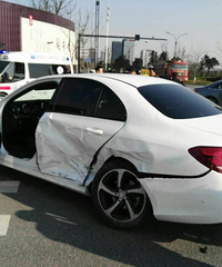 ���ۣ���԰·����һ��δ�����³�������ײ��  ԭ���˵��...