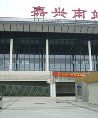 �ڸ�����վ��¥ƽ̨ͣ��һ�� 20���Ȼ�յ���Υ�£�