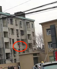 ���캼��ĳС���������˾��ĵ�һĻ������Ա��¥��СŮ������׹��