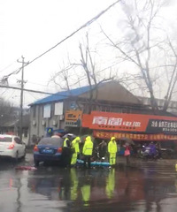 ͻ������ˮ�帽��һ����ƿ���ͳ���ײ�� ��Ƭһ�ء�