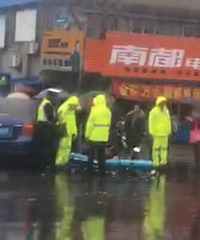 ͻ����������ˮ�峵���ƿ����ײ