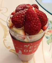 这家甜品店水果新鲜料多 蛋糕做得很美!