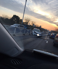 �飡��ȭ·һ���糵�� �߶��򱻸��������