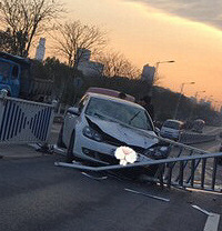 �飡��ȭ·һ���糵�� �߶��򱻸��������