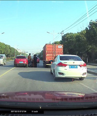 ͻ�����Ӵ�����һ��SUVײ��ƿ�� ��̱�ڵ���