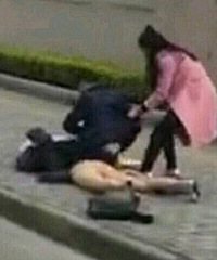 ���һĻ!��Ժ�ſ������õ���һŮ�İ��ڵ�