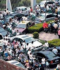 ѧУ�ſ�ÿ��³��ĸ�Դ�����ѣ�100�����³���׼�͵��ſ�