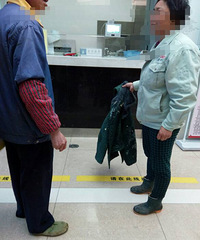 ��ҹ��2Ů�Ӷ������ж�Һ�� ��һ�������� һ���Ƿ��޳���