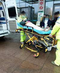 ��ҹ��2Ů�Ӷ������ж�Һ�� ��һ�������� һ���Ƿ��޳���