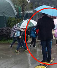 ���ˣ�����ĳλУ�� �����������ſڽ���ѧ��