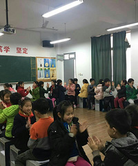 �����ˣ�����ĳСѧ���꼶ѧ�� �Լ�д��һ�װ��