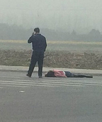 ���˳ǽ���ͷ· �и�Ů�����ڵ���һ��������