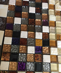 �ͱ߹��������ĸ���ɫ����һ�㣿